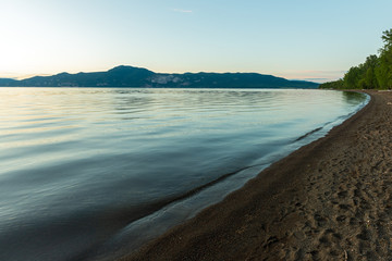 The sandy shore of Stuart Lake in Paarens Beach Provincial Park, British Columbia, Canada - obrazy, fototapety, plakaty