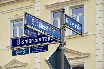 Obraz premium Three-directional street sign in Erlangen, Germany