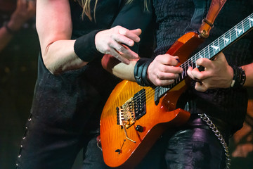 A virtuoso guitar solo. The vocalist imitates the guitarist with his hand.