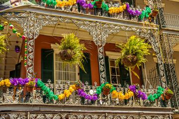 Mardi Gras on Buildings in New Orleans - obrazy, fototapety, plakaty