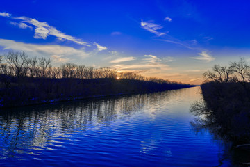 Obraz premium Illinois River at sunset with Dark Blue Skys and with blue reflection on River 