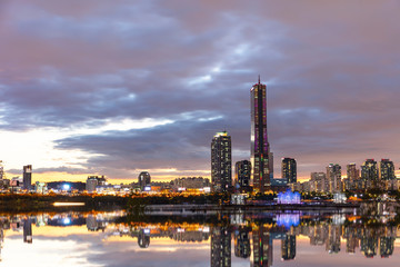 Fototapeta premium Seoul City at Sunset and han river South Korea