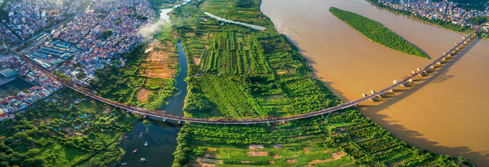 The Long Bien Bridge was constructed from 1989 to 1902 during French’s occupation of the country. Though the bridge was designed by French, it was built directly by Vietnamese workers
