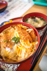 日本の食べ物　カツ丼