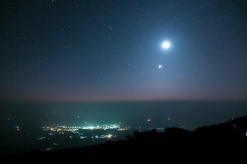 Fototapeta na wymiar The stars and the milky way in the dark sky at night are very beautiful.