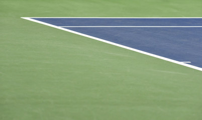 Obraz premium White lines on blue and green tennis court