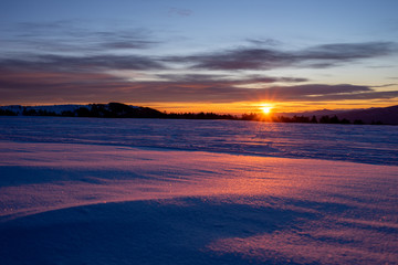日の出の雪原