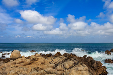 Fototapeta na wymiar Pacific Ocean waves crashing on the rugged Northern California coastline in Monterey