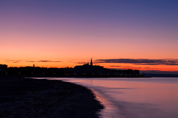 Alba sulla città di Grado vista dalla laguna. Provincia di Gorizia, Friuli Venezia Giulia, Italia, con cielo e mare colorato. © snake_xenzia