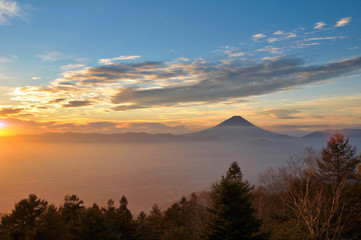 富士山　雲　かすみ　青空　風景　景色