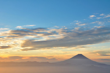 Fototapeta na wymiar 富士山　風景　日の出　赤　空　かすみ
