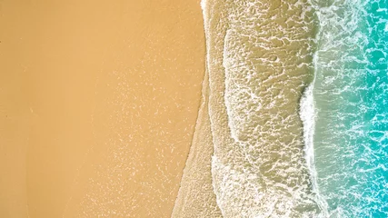 Foto auf Glas Luftbild von oben von der Drohne eines atemberaubend schönen Meereslandschaftsstrandes mit türkisfarbenem Wasser mit Kopienraum für Ihren Text. Schöner Sandstrand mit türkisfarbenem Wasser, UAV-Drohnenaufnahme aus der Luft © kanpisut