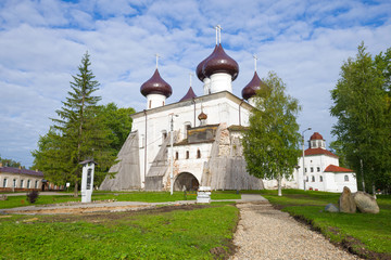 Fototapeta na wymiar View of the old Cathedral of the Nativity of Christ on a sunny August day, Kargopol
