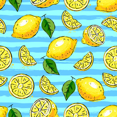 Modèle sans couture des tropiques citronnés, citrons dessinés à la main, tranches et moitiés de citrons sur fond rayé. stylisation aquarelle, illustration vectorielle