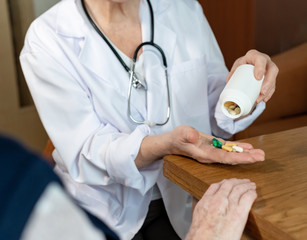 Rentnerin bekommt von einer Ärztin Medikamente erklät und gereicht