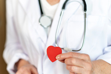 Ärztin hät ein Herz in der Hand symbolisch