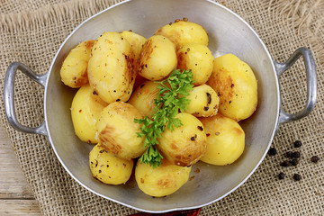 pommes de terre rissolées dans un plat