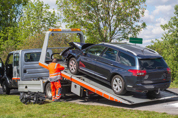 ein Unfallauto wird nach einem Unfall auf einen Abschlepper geladen