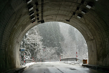 トンネルの先の雪景色
