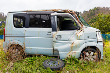 交通事故で横転した軽自動車　廃車　リサイクル