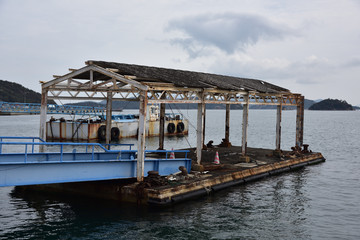 Fototapeta na wymiar 日本の岡山県玉野市の宇野港の桟橋