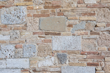 mur pierres et briques