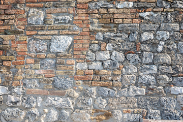 mur pierres et briques