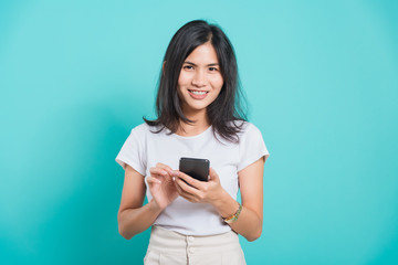 Naklejka premium young woman standing smile holding using mobile smart phone