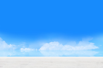 青空と海、ウッドデッキの背景
