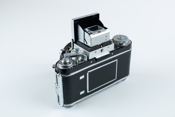 Historische deutsche Spiegelreflex-Kamera mit Lichtschachtsucher (freigestellt, weißer...