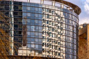 Die gebogene Gkasfassade eines Gebäudes