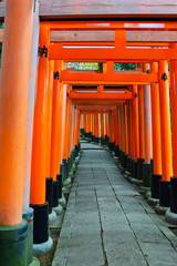 京都 伏見稲荷大社　美しい朱色の鳥居(日本京都府京都市） Kyoto Fushimi Inari Taisha Shrine famous for beautiful vermilion torii gates (Kyoto City, Kyoto Prefecture, Japan) 