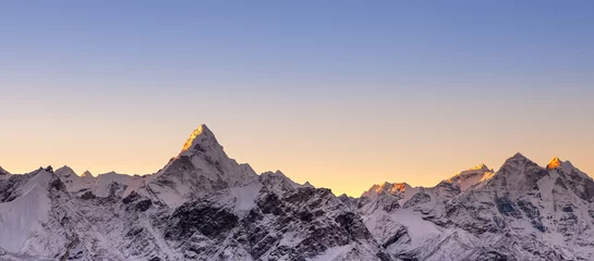 Photo sur Plexiglas Ama Dablam Chaîne de montagnes de l& 39 Himalaya. Photo de taille couverture avec pic Ama Dablam et ciel bleu.