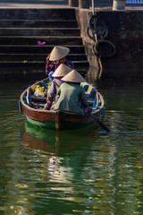 Naklejka premium Unidentified Vietnamese people wearing traditional Vietnamese style conical hat 
