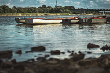 Łódki zacumowane u brzegu rzeki  - obrazy, fototapety, plakaty