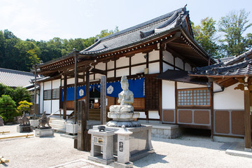 天龍寺 -明智一族歴代の墓所や、日本一大きな明智光秀の位牌もまつられる寺院-