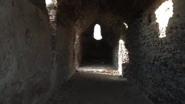 Antico rudere romano nel parco della Caffarella a Roma camera dolly
