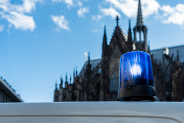 Eingeschaltetes rundes Blaulicht mit Kölner Dom im Hintergrund