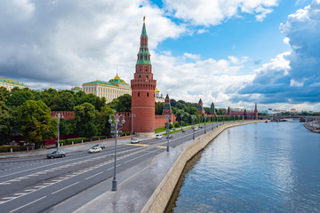 Fototapeta premium Moscow. Russia. Kremlin embankment on a cloudy summer day. Moscow river and the Kremlin. Sights to see in Moscow. Center of the capital of Russia. Grand Kremlin Palace and churches.