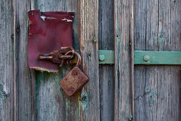 altes Schloss an einer Scheune