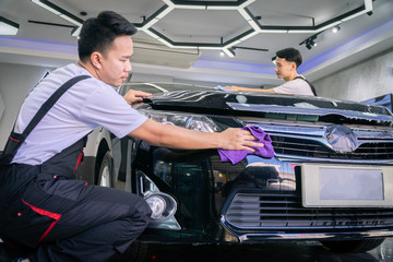 Fototapeta na wymiar Car cleaning auto service : the man cleaning and polishes. car detailing concepts. Selective focused
