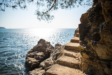 Escalier sur sentier maritime