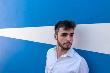Persona sobre fondo azul. Joven con barba png. Fondo azul png
