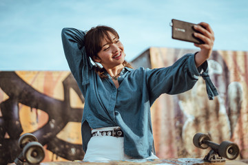 Chica tomando selfie atardecer