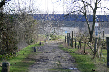 Fototapeta premium Wanderweg an der Ruhr in Duisburg Ruhrort