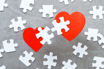 Obraz premium Red hearts and puzzle pieces. 