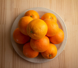 白い陶器の上のたくさんのオレンジ Various fresh oranges on a white ceramic plate 5
