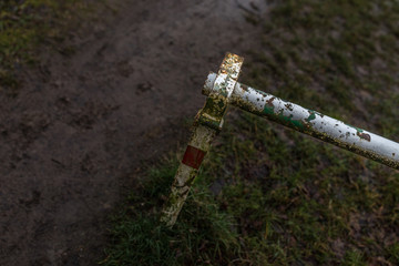 Schranke im Schlamm