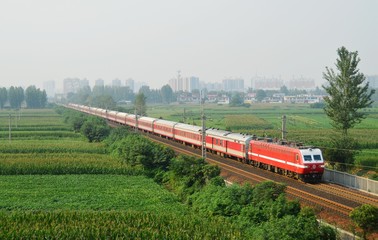 Fototapeta premium SS7E pulled Lanzhou-Guangzhou K225 through Xuchang South Ring overpass