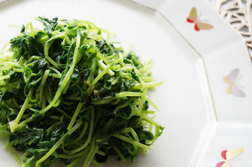 豆苗のガーリック炒め